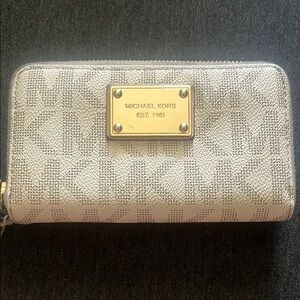 Michael Kors Silver Wallet Classic Design